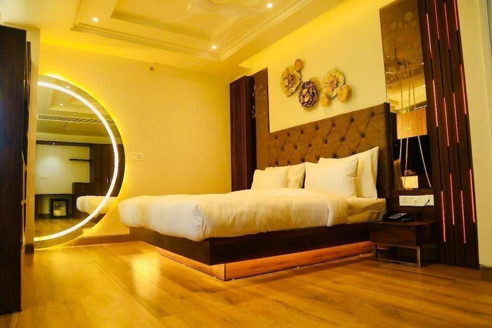 Дехрадун: Sapphire Sky Hotel