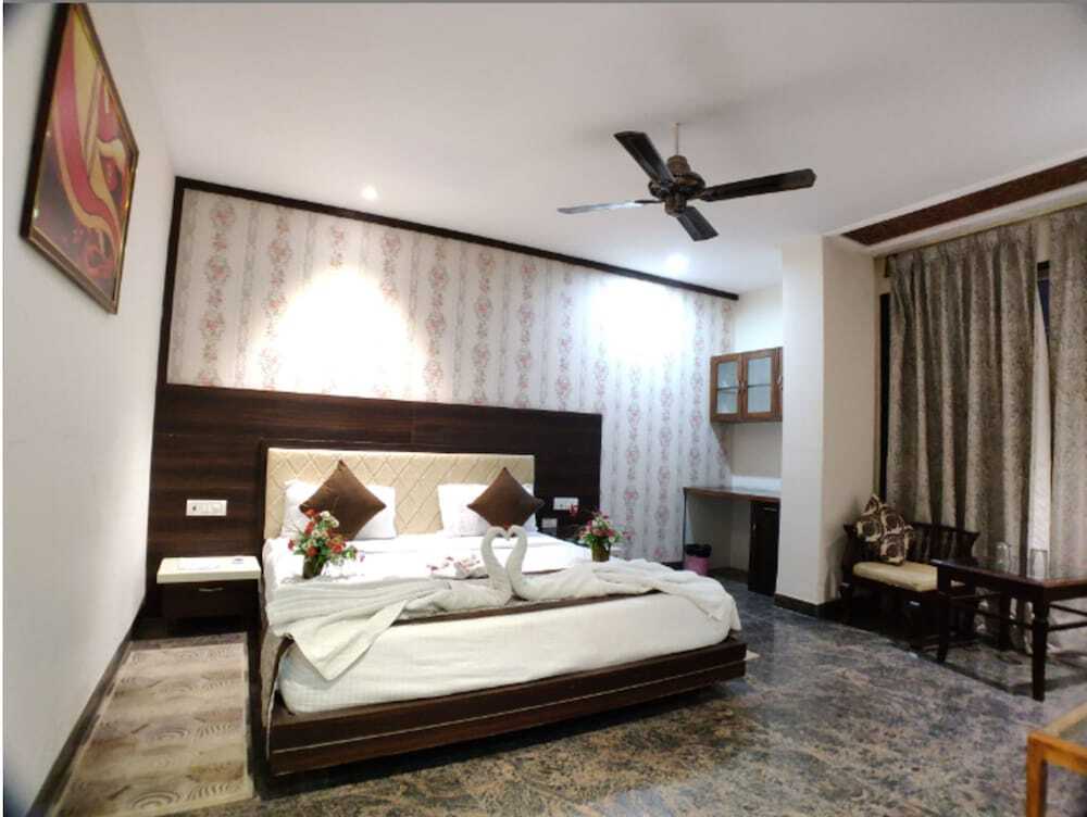 Рева: Hotel Badrika Inn