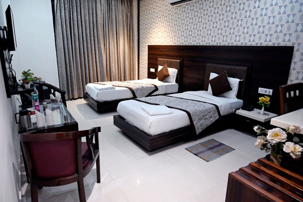 Рева: Hotel Badrika Inn