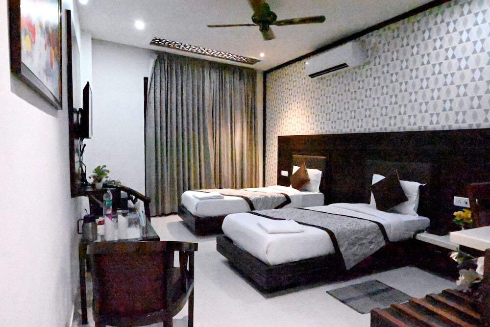 Рева: Hotel Badrika Inn