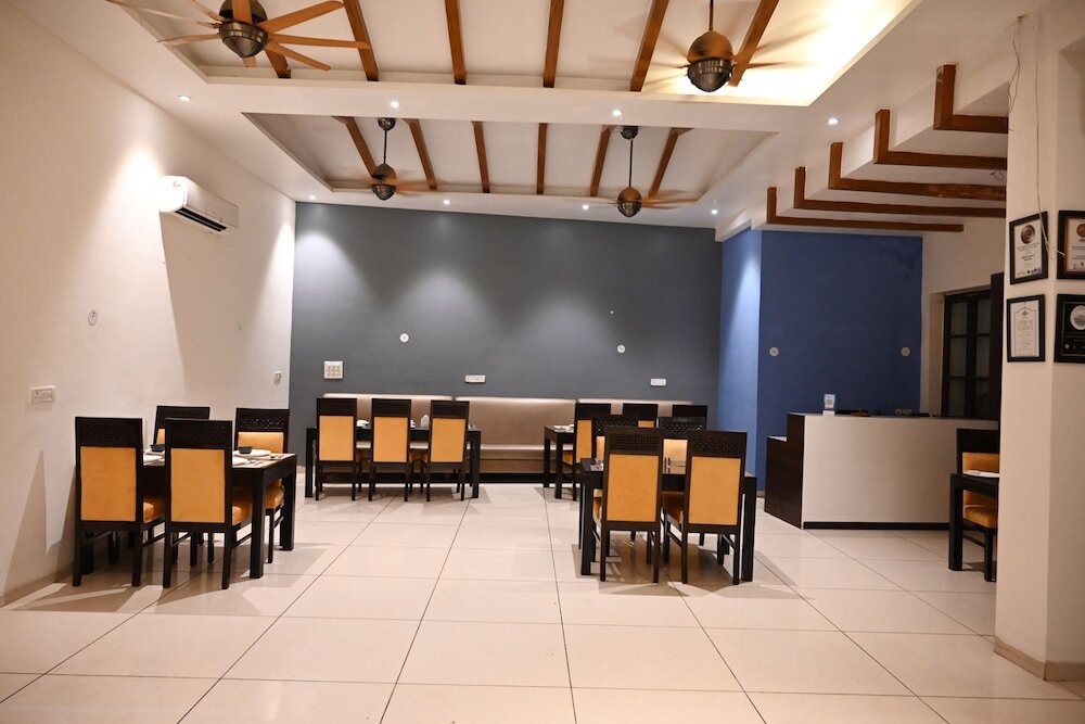 Рева: Hotel Badrika Inn