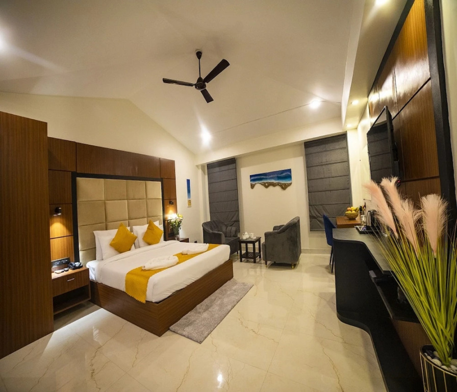 Верем: HUE GUH The Porto Candolim
