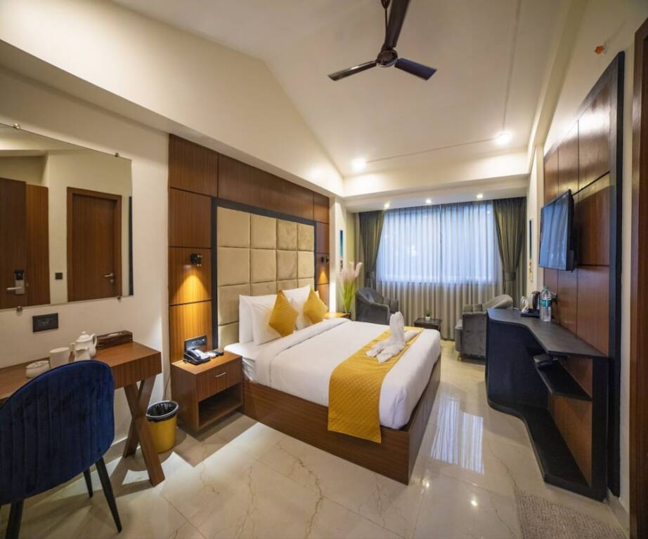 Верем: HUE GUH The Porto Candolim