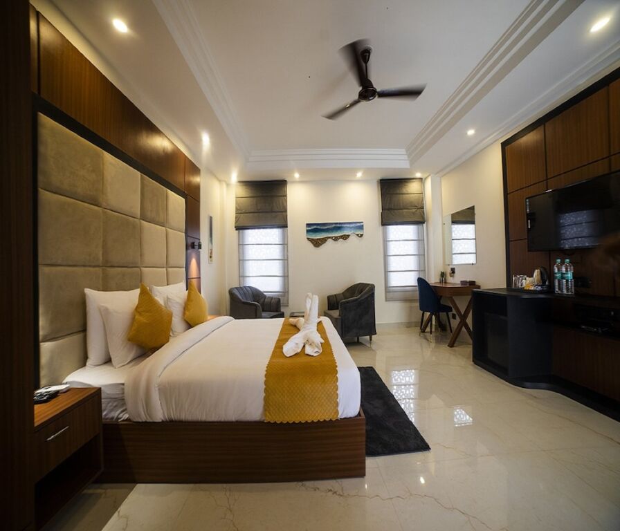 Верем: HUE GUH The Porto Candolim
