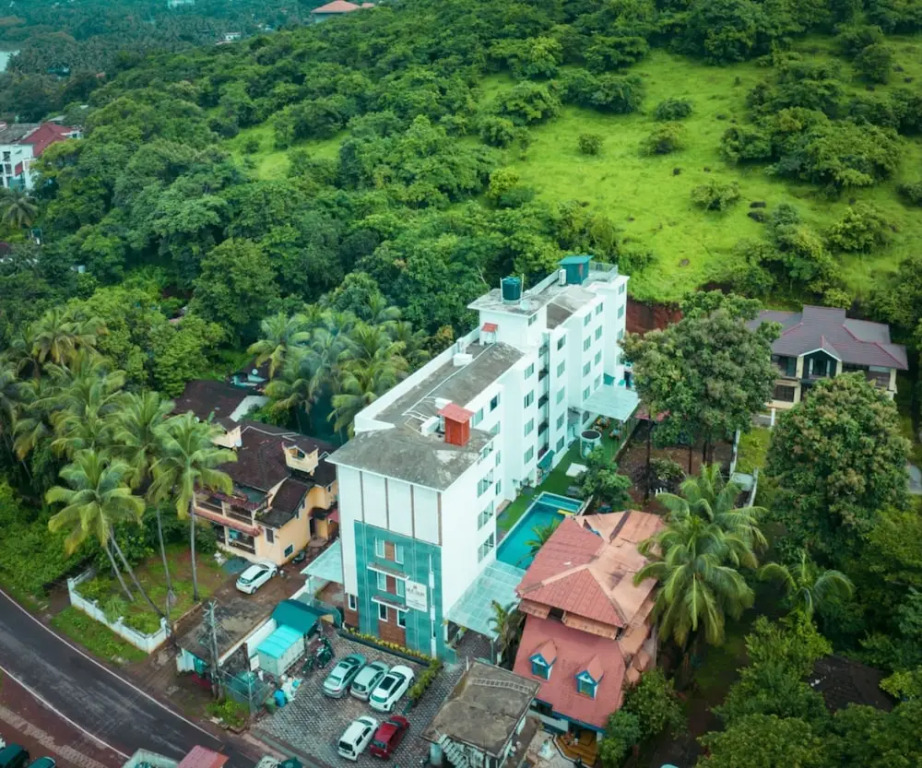 Верем: HUE GUH The Porto Candolim