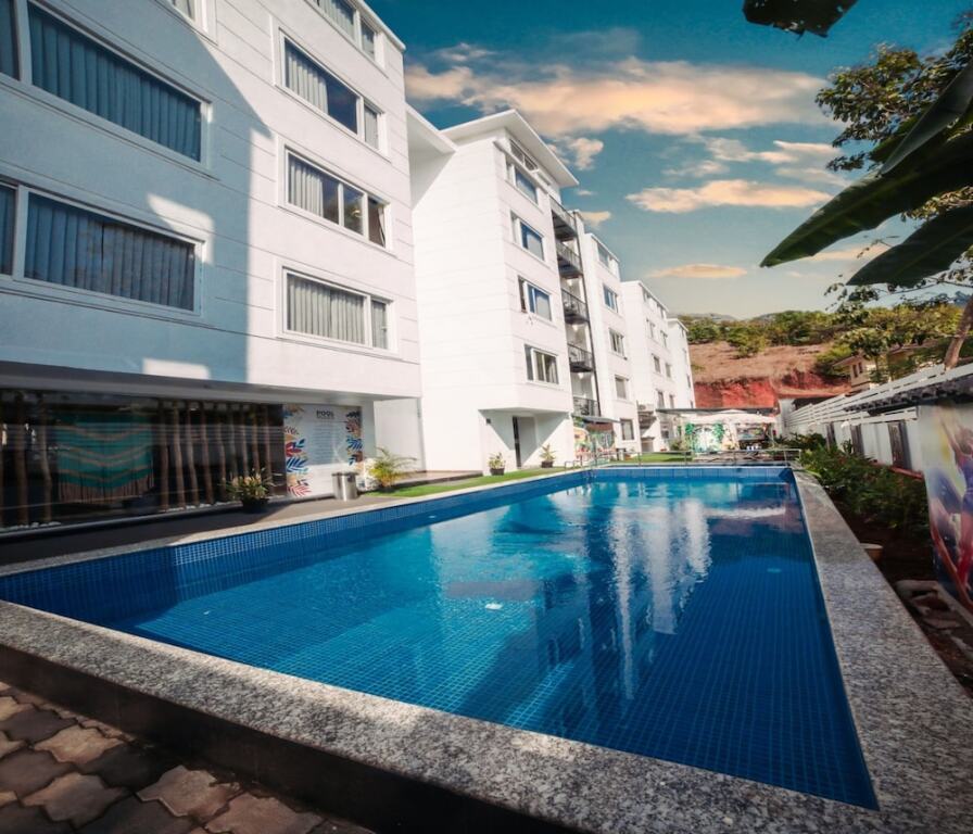 Верем: HUE GUH The Porto Candolim