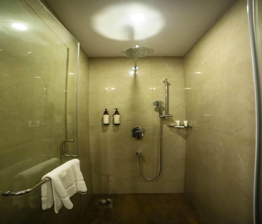Верем: HUE GUH The Porto Candolim