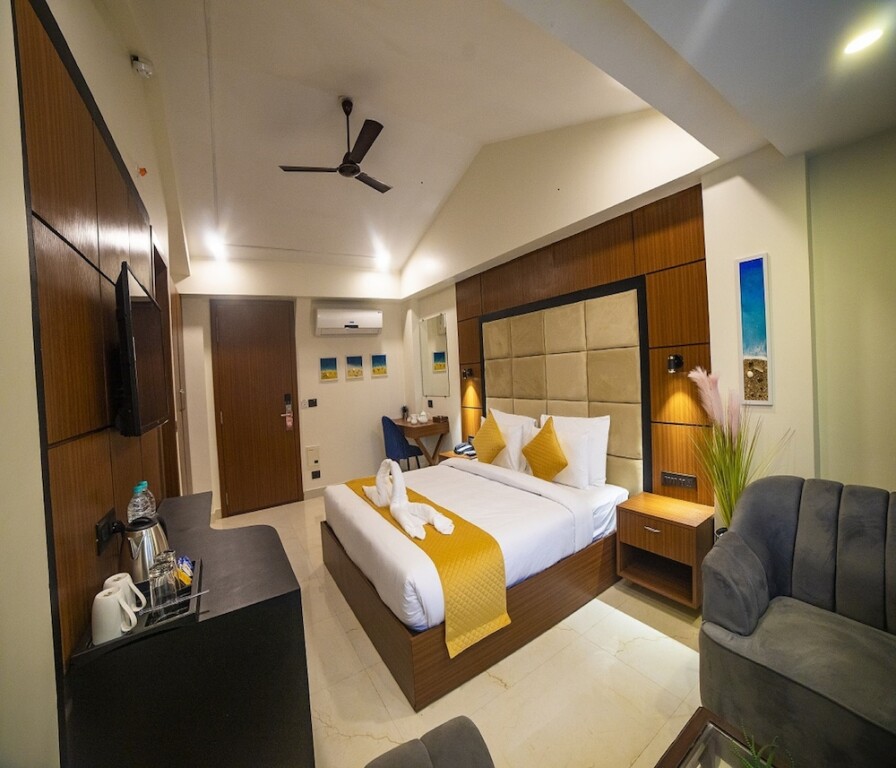 Верем: HUE GUH The Porto Candolim