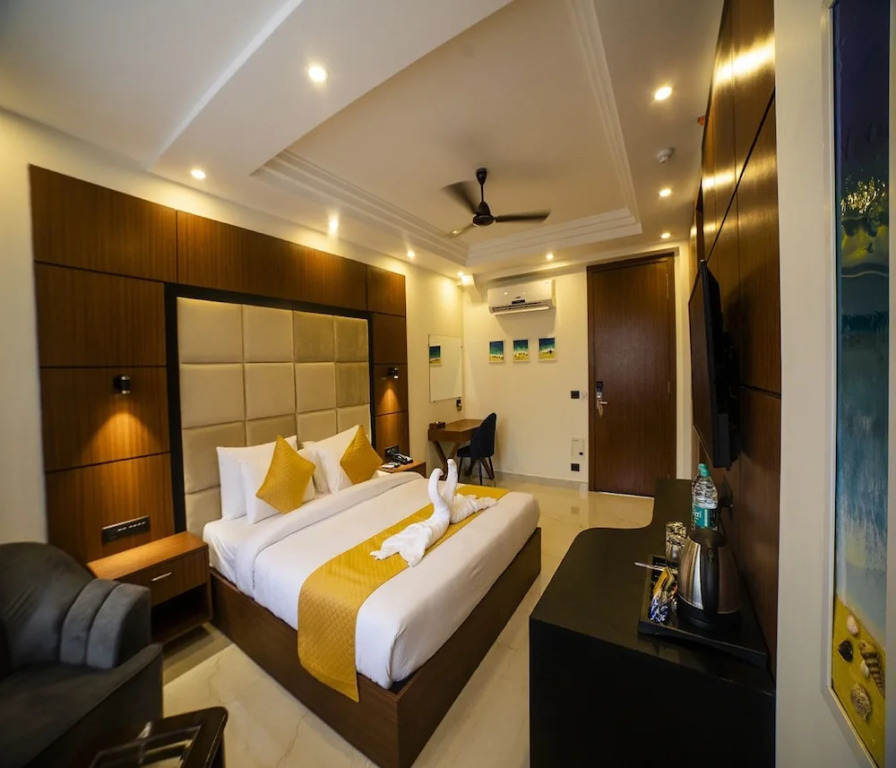 Верем: HUE GUH The Porto Candolim