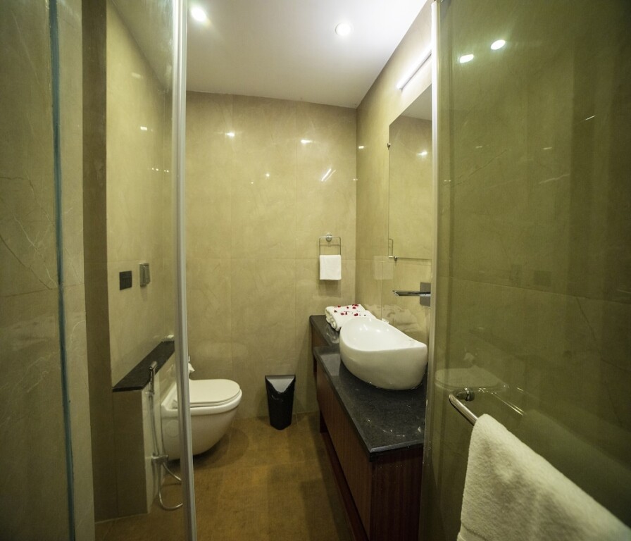 Верем: HUE GUH The Porto Candolim
