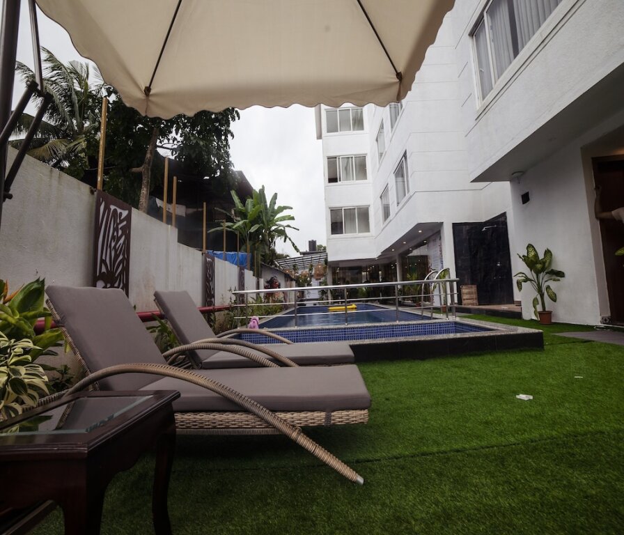 Верем: HUE GUH The Porto Candolim