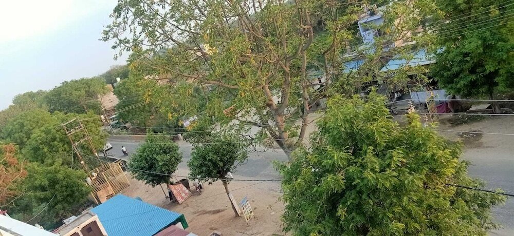 Коси: Brajdham Hotel Barsana