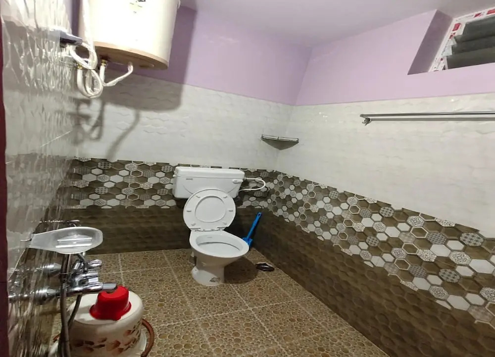 Ути: GK Holiday Inn