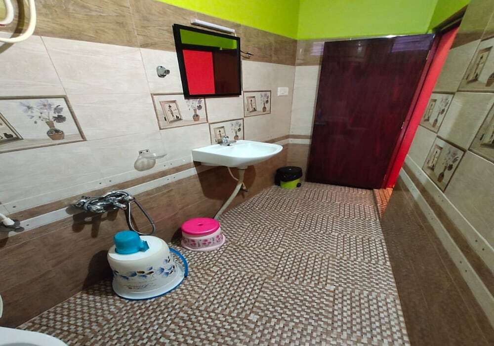 Ути: GK Holiday Inn