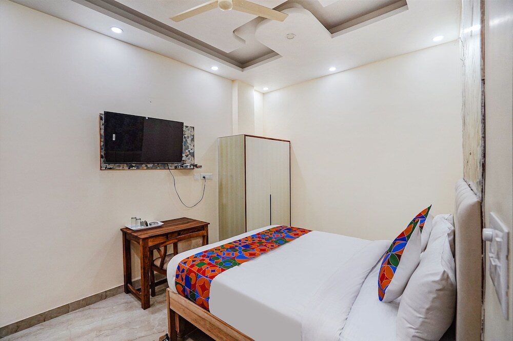 Нойда: Fabhotel Ada Residency