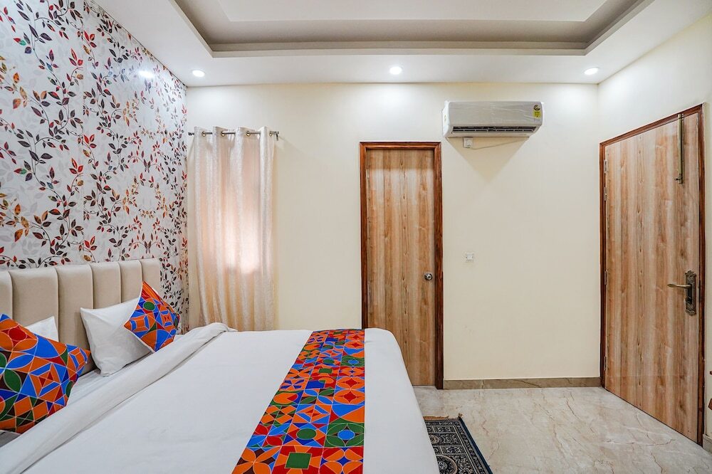 Нойда: Fabhotel Ada Residency