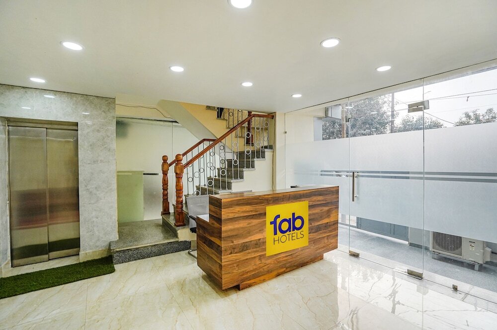 Нойда: Fabhotel Ada Residency