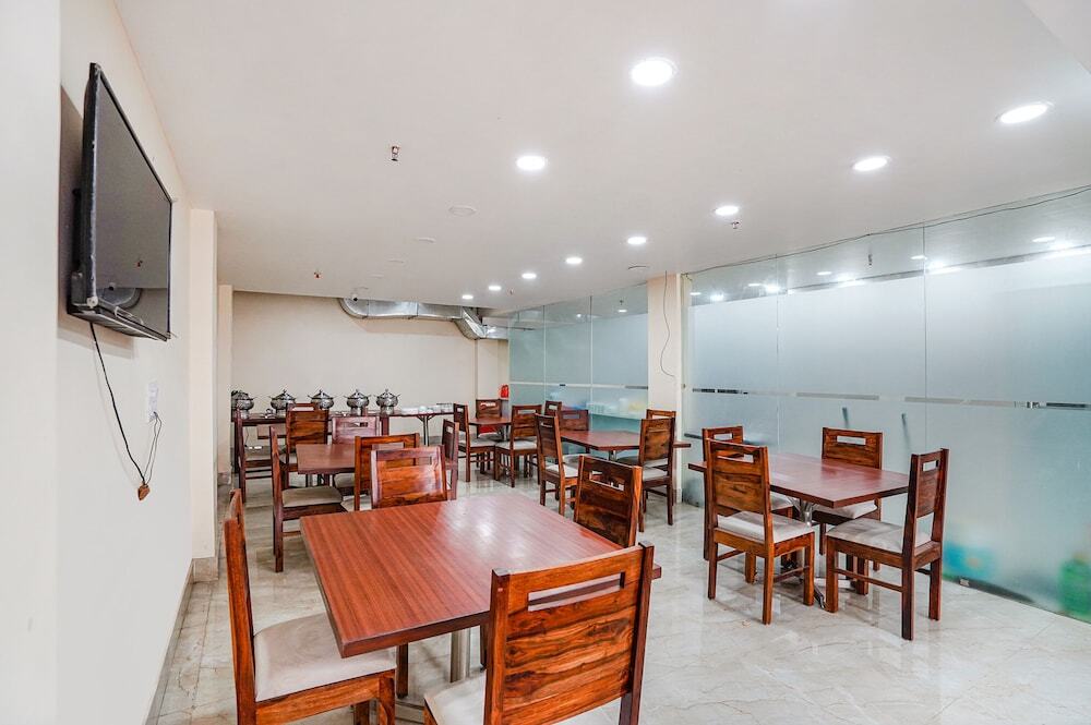 Нойда: Fabhotel Ada Residency
