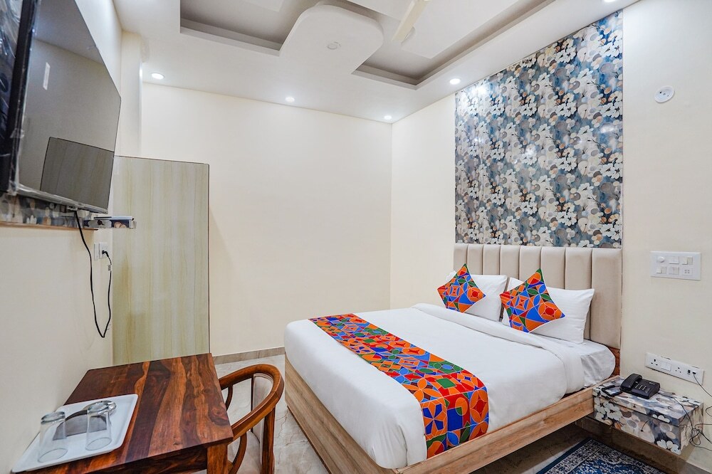 Нойда: Fabhotel Ada Residency