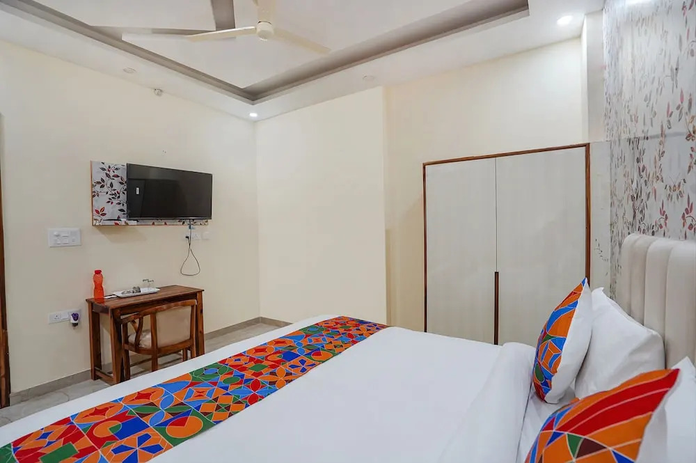 Нойда: Fabhotel Ada Residency