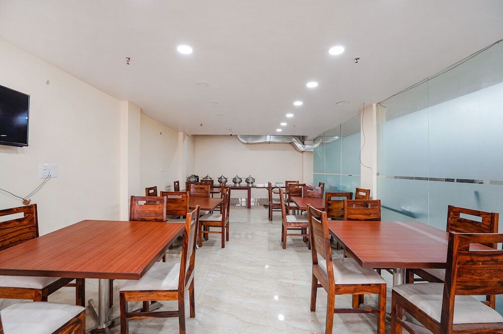 Нойда: Fabhotel Ada Residency