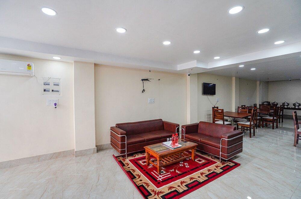 Нойда: Fabhotel Ada Residency
