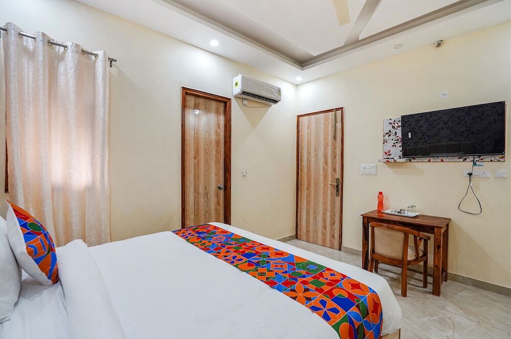 Нойда: Fabhotel Ada Residency