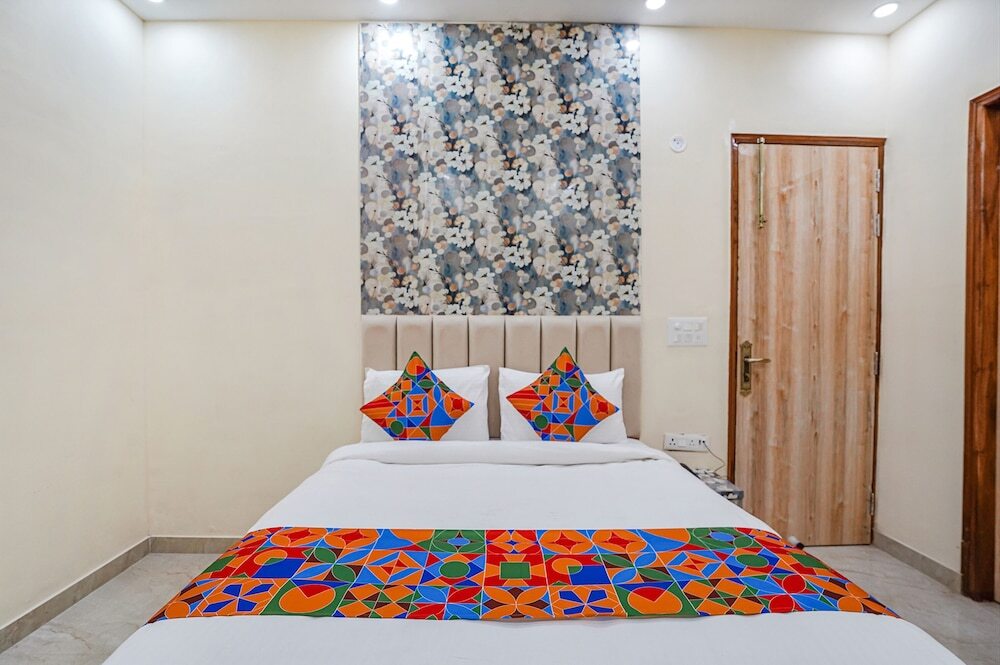 Нойда: Fabhotel Ada Residency