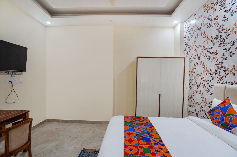Нойда: Fabhotel Ada Residency