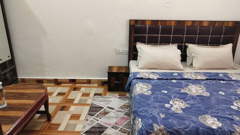 Чамба: Baikunth Home Stays