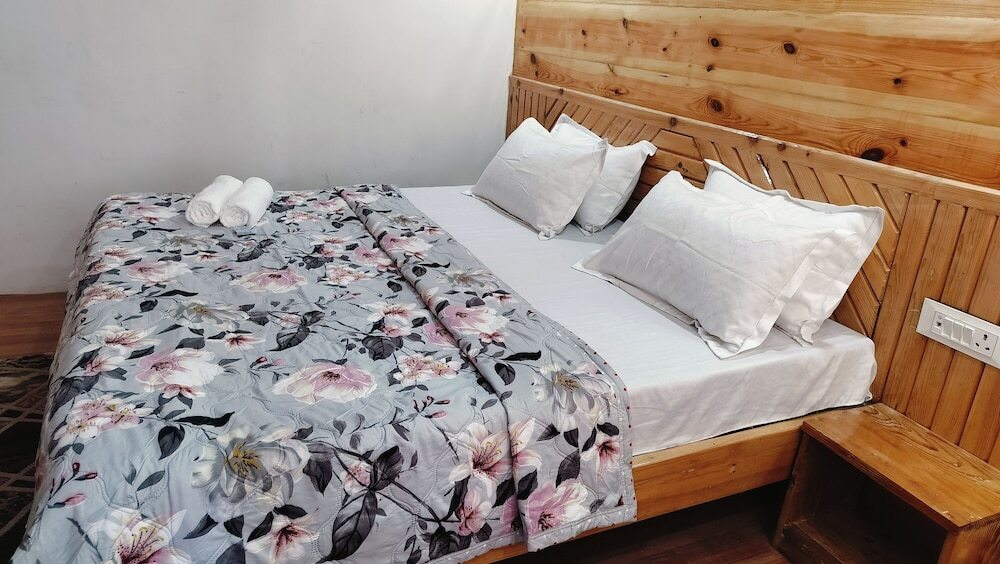 Чамба: Baikunth Home Stays