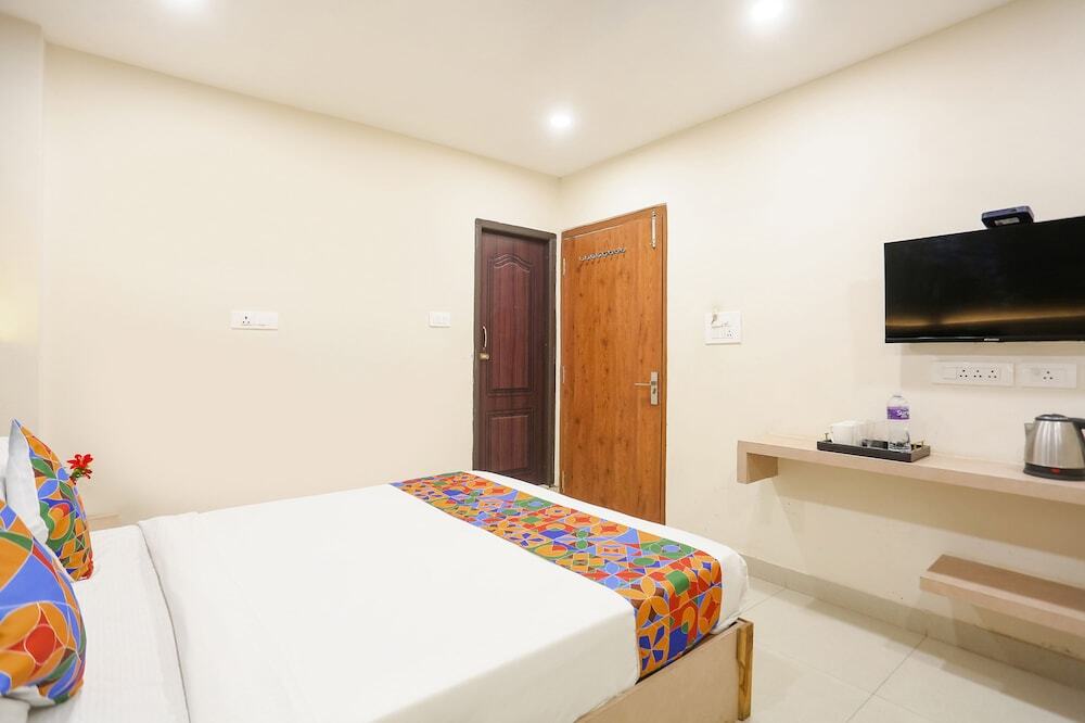 Варанаси: FabHotel Hari Kunj 900 m from Kashi Vishwanath Temple