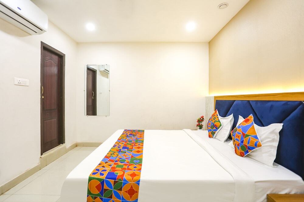 Варанаси: FabHotel Hari Kunj 900 m from Kashi Vishwanath Temple