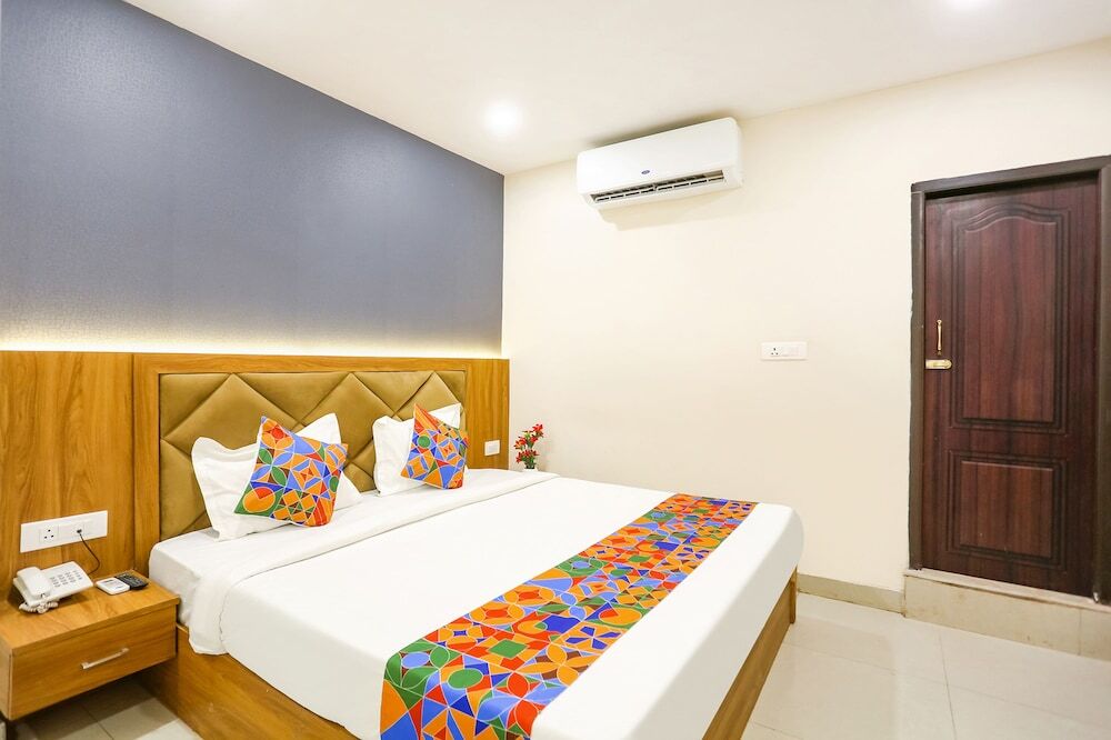 Варанаси: FabHotel Hari Kunj 900 m from Kashi Vishwanath Temple