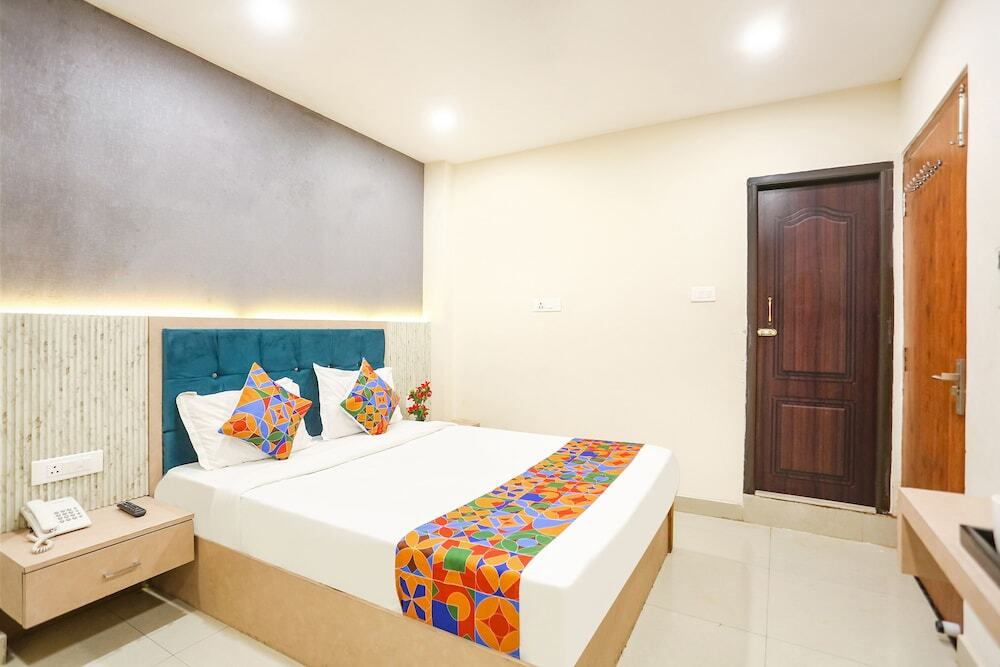 Варанаси: FabHotel Hari Kunj 900 m from Kashi Vishwanath Temple