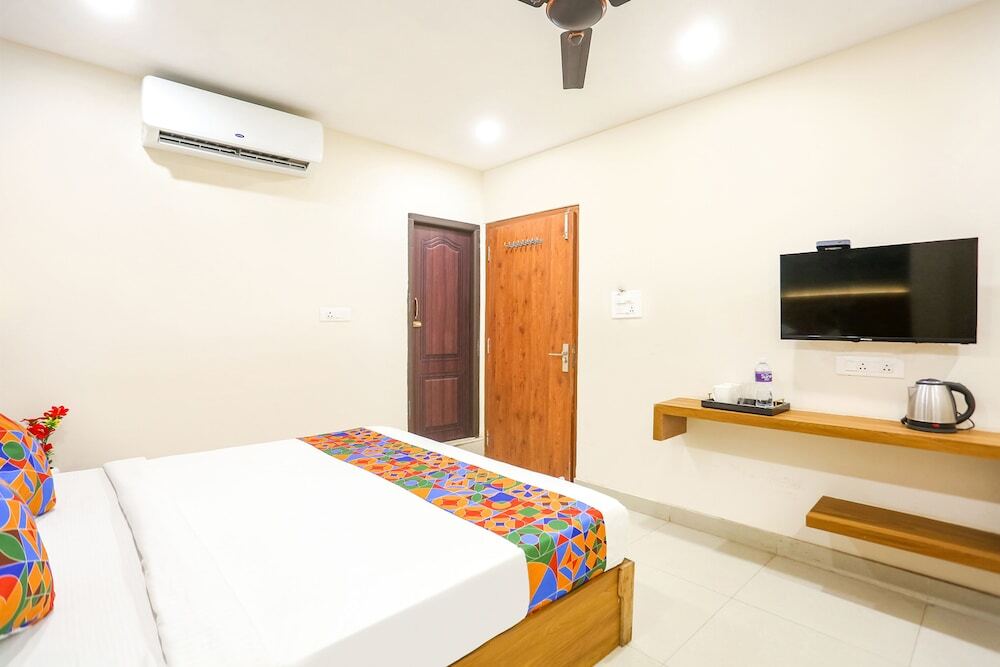 Варанаси: FabHotel Hari Kunj 900 m from Kashi Vishwanath Temple