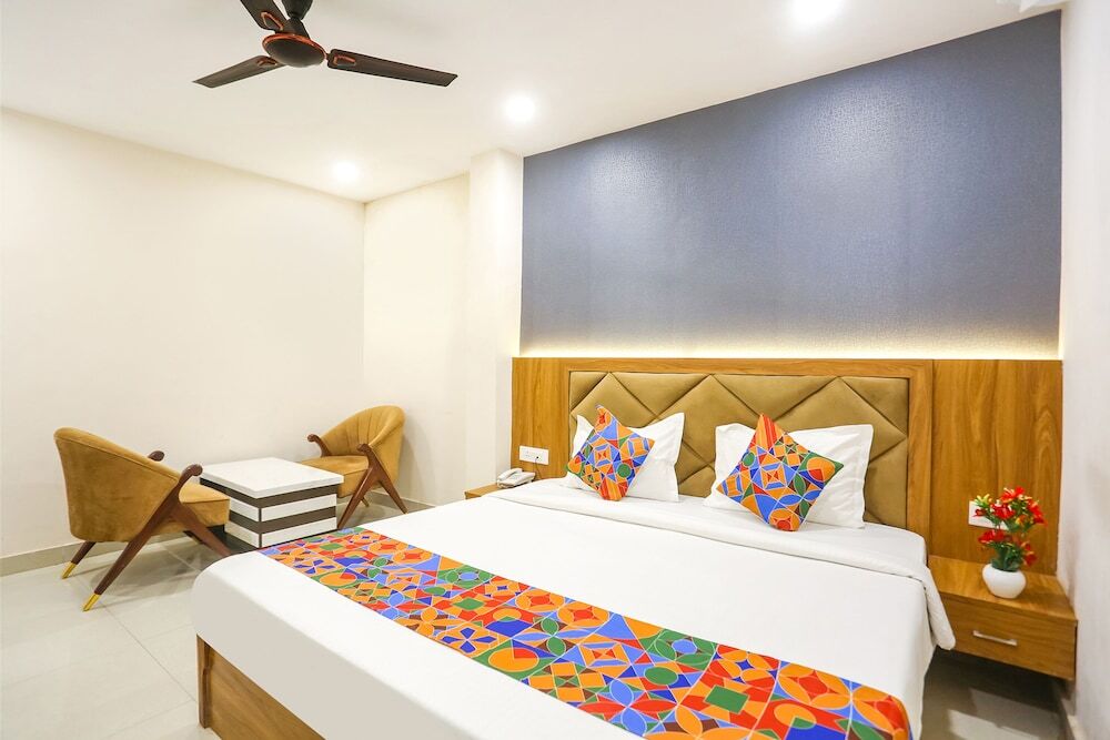 Варанаси: FabHotel Hari Kunj 900 m from Kashi Vishwanath Temple