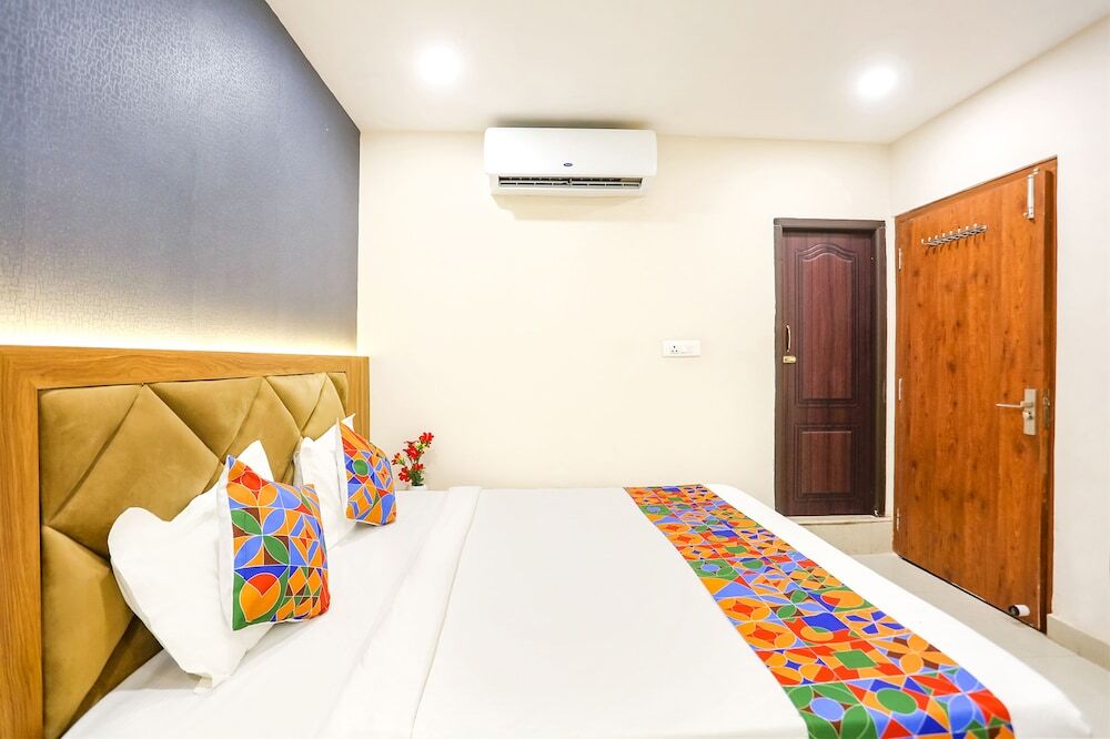Варанаси: FabHotel Hari Kunj 900 m from Kashi Vishwanath Temple