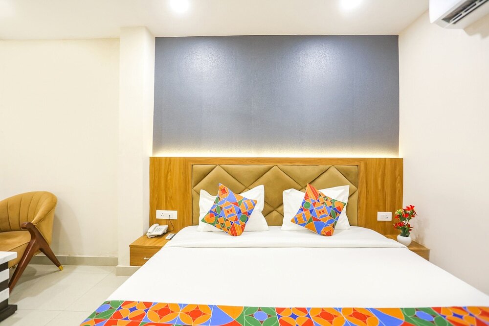 Варанаси: FabHotel Hari Kunj 900 m from Kashi Vishwanath Temple