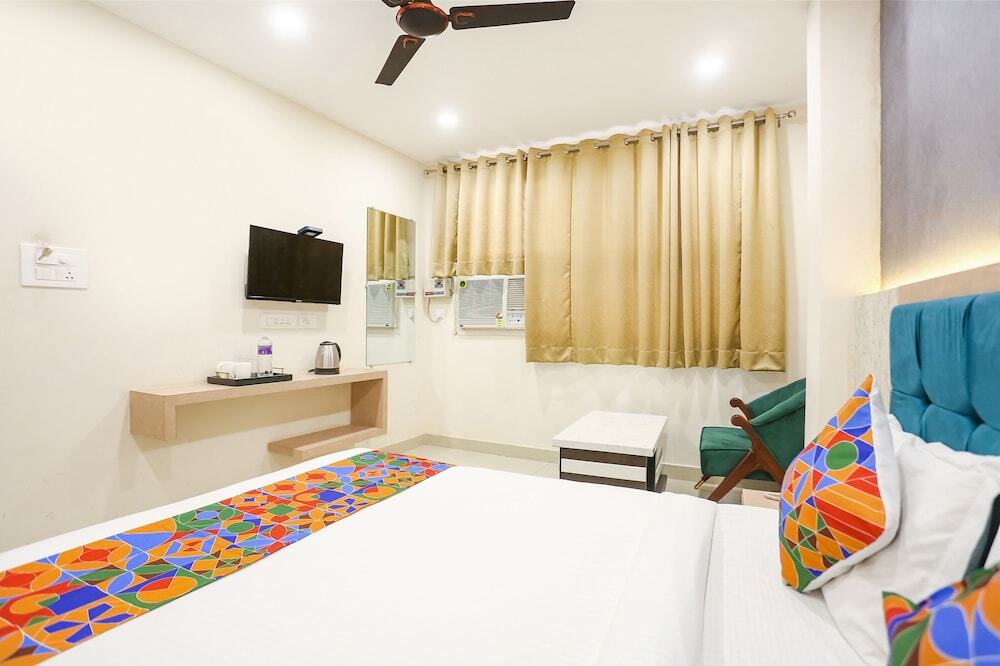 Варанаси: FabHotel Hari Kunj 900 m from Kashi Vishwanath Temple