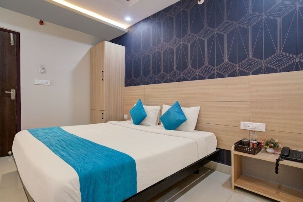 Хидерабад: iROOMZ Botanica Luxury Living Space
