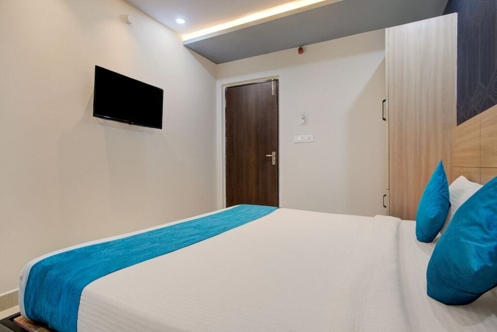 Хидерабад: iROOMZ Botanica Luxury Living Space