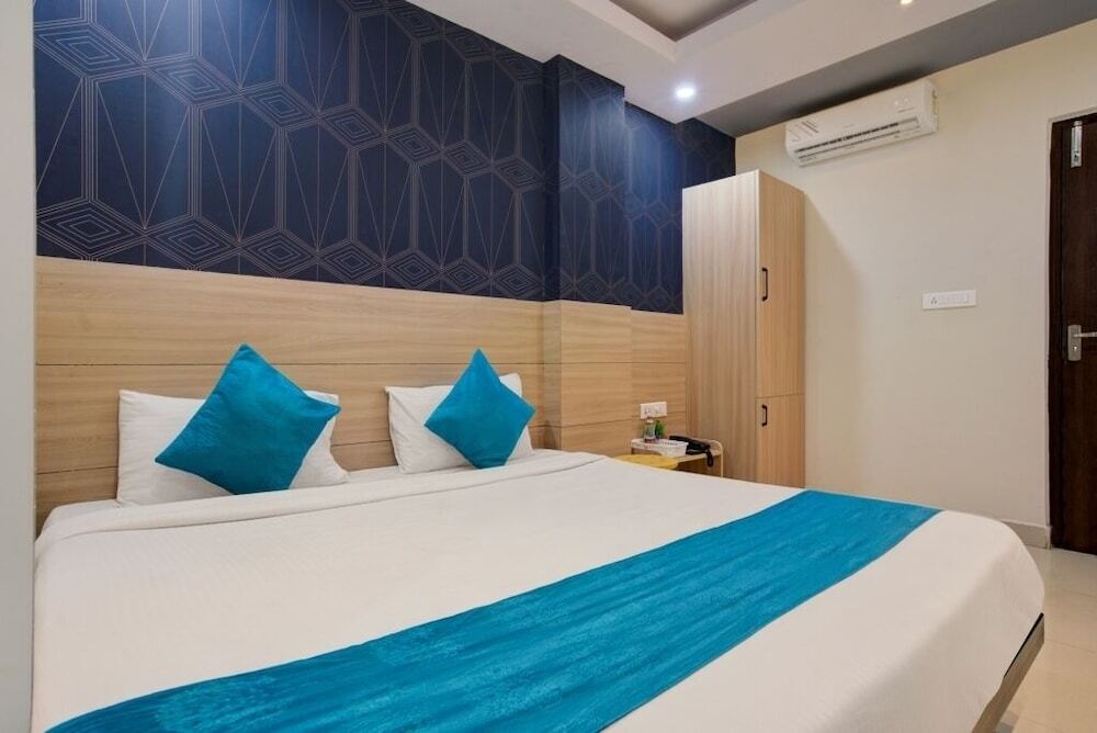 Хидерабад: iROOMZ Botanica Luxury Living Space