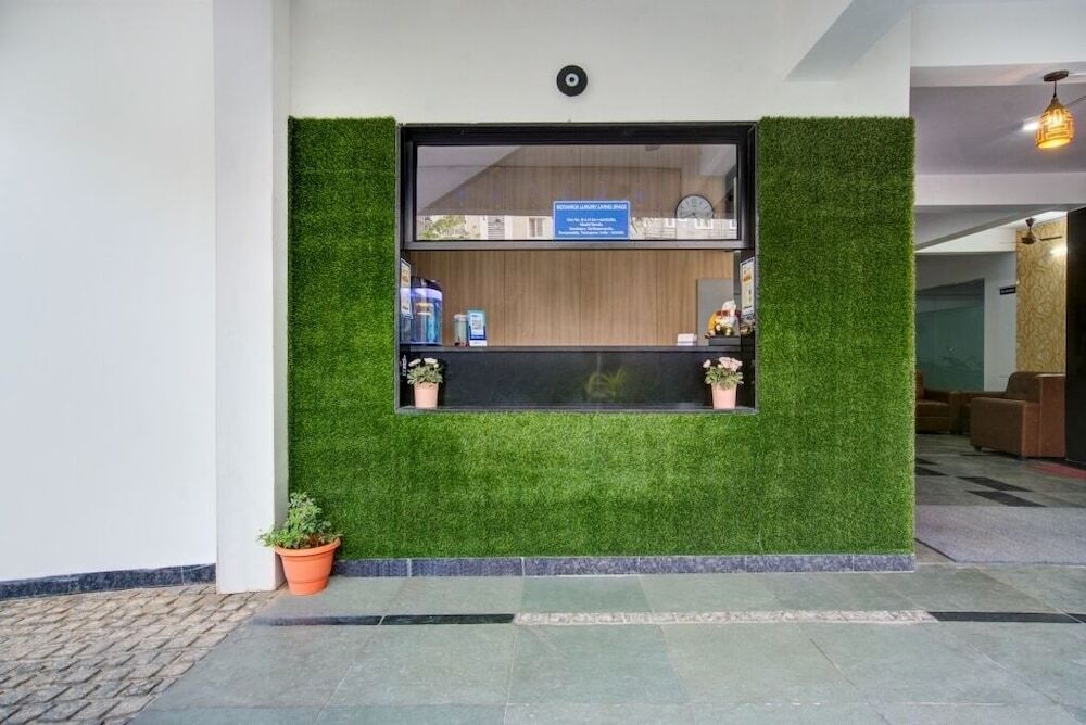 Хидерабад: iROOMZ Botanica Luxury Living Space