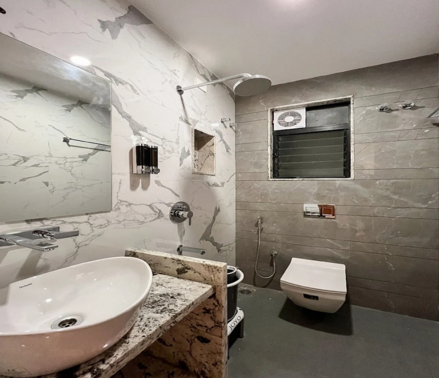 Соманур: J Square Inn