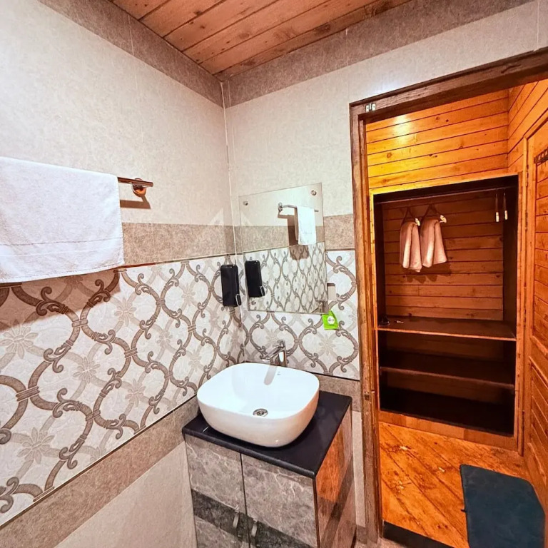 Дармсала: EDM Hostel