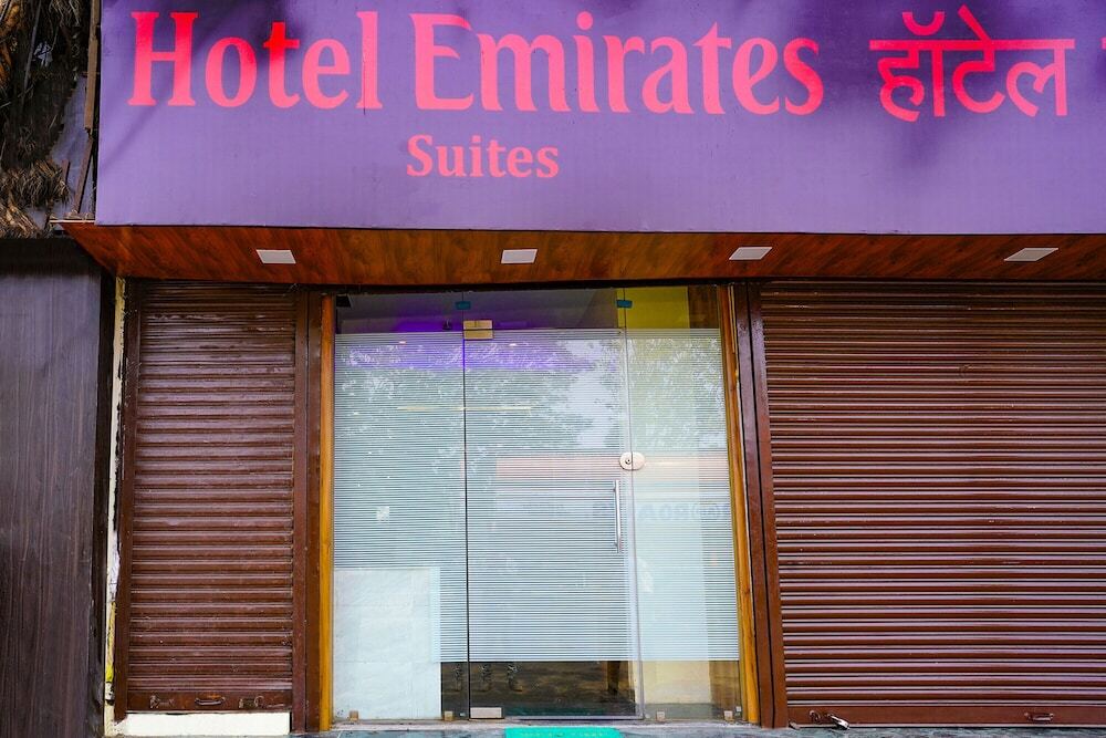 Мумбаи: Fabexpress Emirates Suits
