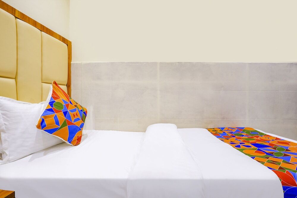Мумбаи: Fabexpress Emirates Suits