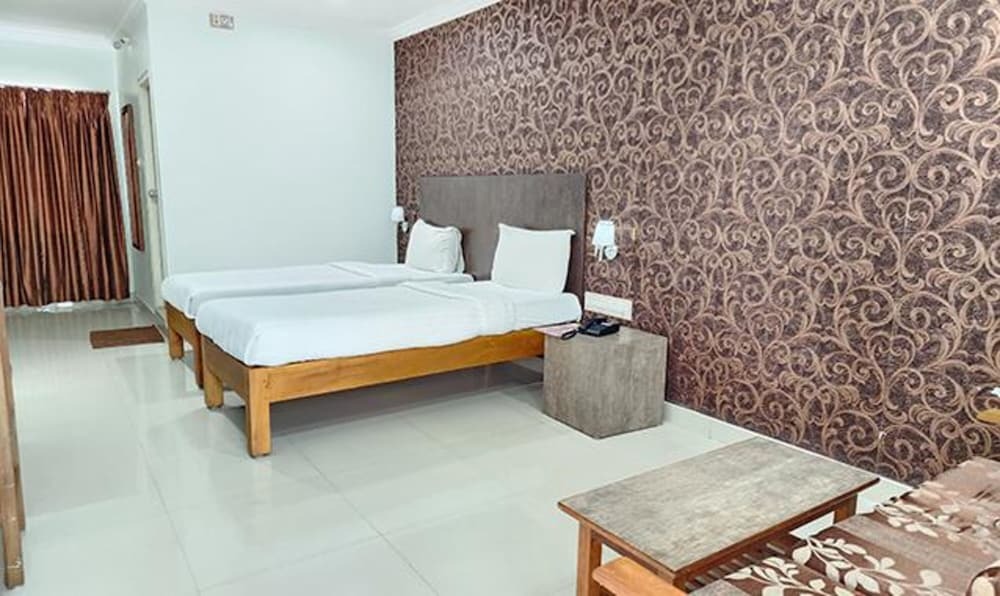 Кушалнагар: Fabhotel Prime Ministers Kourt
