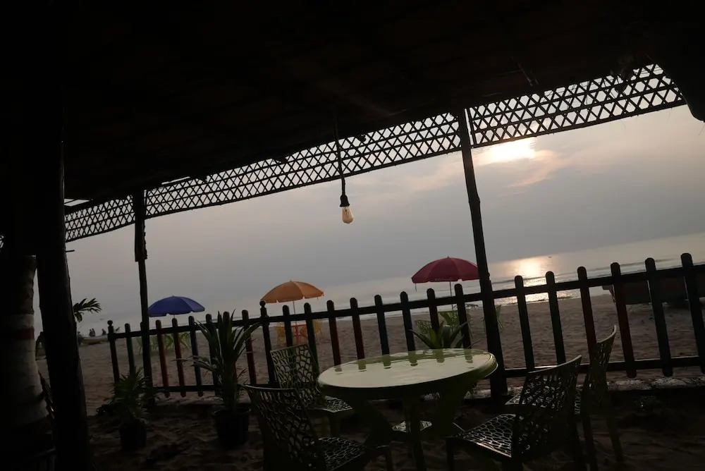 Гокарна: Livin Waves Beach stay and cafe